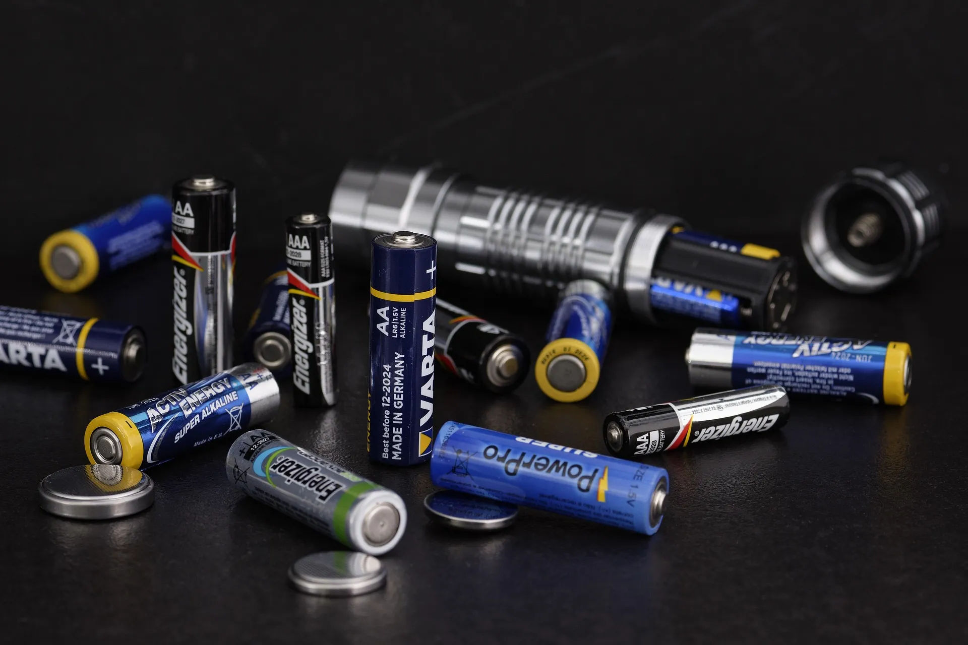  Electrolytic Manganese Dioxide EMD Works Inside a Battery